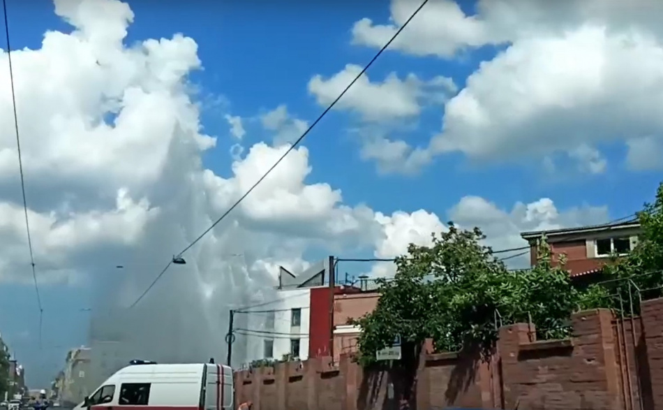 Огромный «фонтан» забил на территории хлебозавода в Петербурге 